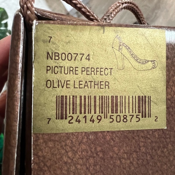 Seychelles Picture Perfect distressed stacked heels in Olive leather. Size 7 - Picture 8 of 10